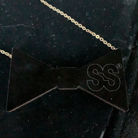 WOOD/carved lucite bow necklace - Picture 3 of 6